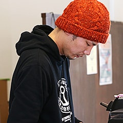 
駅前商店街にて、自家焙煎の豆を丁寧にドリップする。美味しいコーヒーは、街の交流場を支えている。