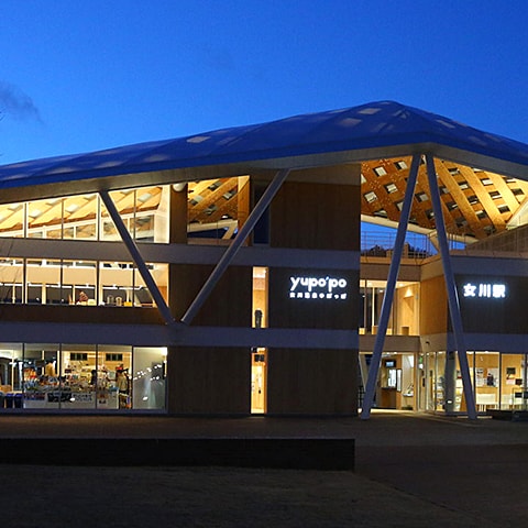 
女川の玄関でもある女川駅。駅内には温泉施設もあり、地域の憩いの場となっている。