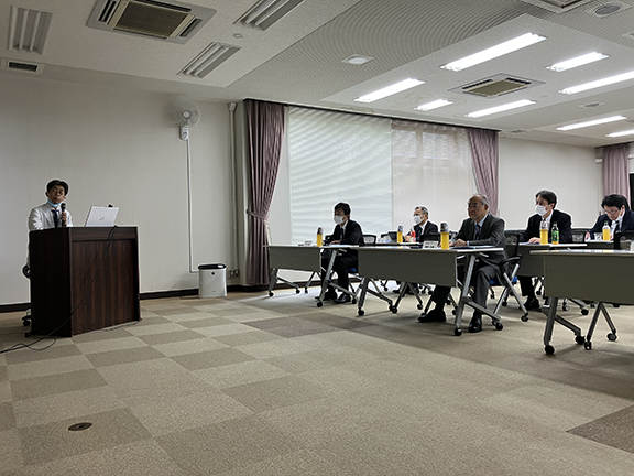 経営陣が会議室で国立病院機構 久里浜医療センターの先生方から講義を受けている様子